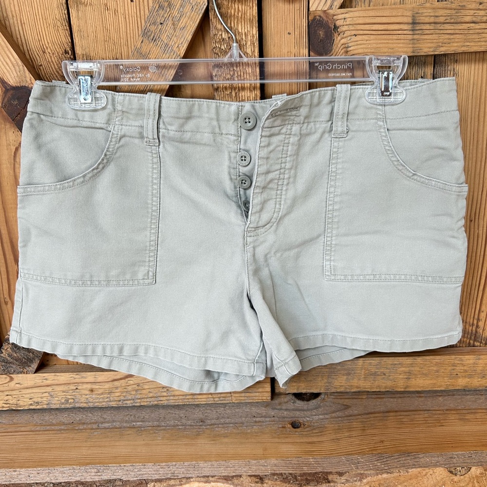 Old Navy women’s khaki shorts